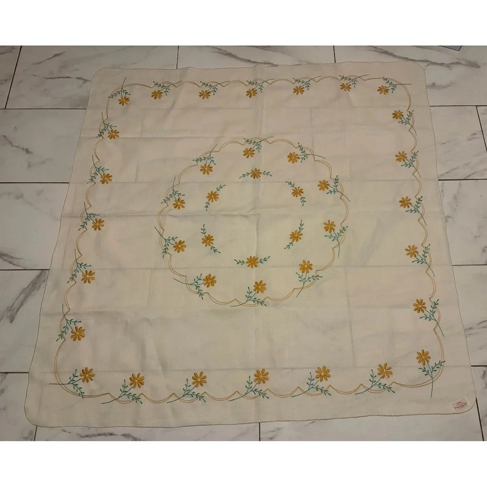 VTG Hand Embroidered Daisy Linen Tablecloth 48x48 + 4 Napkins Cottagecore